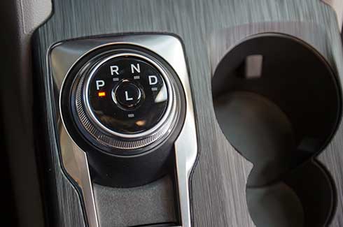 Realiza los Cambios de Velocidad con la Perilla Rotativa de Ford Escape 2025, Camioneta SUV Híbrida